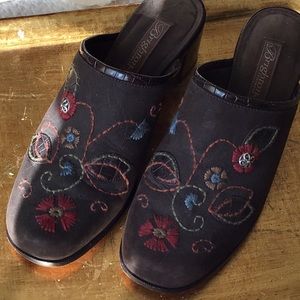Brighton Womens 9 1/2 M Fiona Suede Floral Embroidered Mule